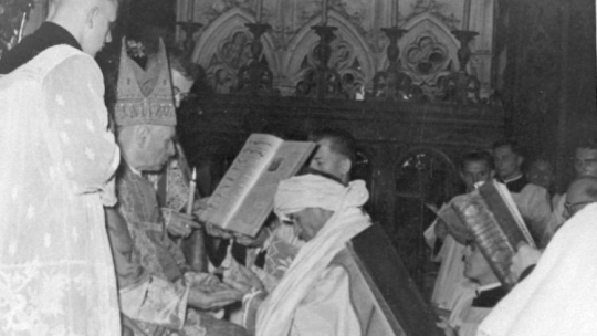 Kraków 28.09.1958. Konsekracja biskupia ks. Karola Wojtyły w katedrze na Wawelu. Konsekratorem jest metropolita krakowski i lwowski, arcybiskup Eugeniusz Baziak. PAP/Reprodukcja Jakub Grelowski