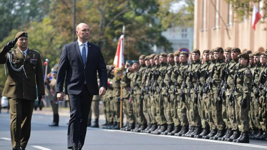 Wiceminister obrony Sebastian Chwałek (2L) oraz dowódca 6. Mazowieckiej Brygady Obrony Terytorialnej płk Grzegorz Kaliciak (L) - uroczystości złożenia przysięgi przez ochotników 6. Mazowieckiej Brygady Obrony Terytorialnej im. rtm. Witolda Pileckiego na terenie Muzeum Żołnierzy Wyklętych i Więźniów Politycznych PRL w Warszawie. Fot. PAP/M. Obara