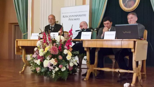 18 10 2018, Warszawa. Konferencja naukowa „Bilans rozbiorów. Refleksje i pytania na stulecie odzyskania niepodległości” na Zamku Królewskim. Od lewej: prof. Andrzej Nowak, prof. Włodzimierz Suleja, prof. Marek Kornat, prof. Henryk Słoczyński. Źródło: archiwum prywatne M. S. 