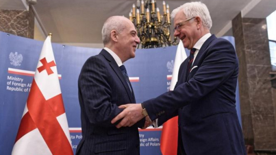 Warszawa, 24.10.2018. Szef polskiej dyplomacji Jacek Czaputowicz (P) oraz minister spraw zagranicznych Gruzji Dawid Zalkaliani (L) podczas powitania przed spotkaniem w siedzibie MSZ w Warszawie. Fot. PAP/M. Obara