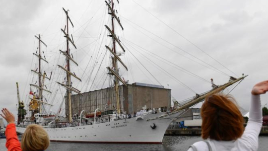 Szczecin, 12.06.2018. „Dar Młodzieży” wpływa do portu w Szczecinie, aby wziąć udział w Światowych Dniach Morza. „Dar Młodzieży” jest w trakcie Rejsu Niepodległości, wyprawy dookoła świata, zorganizowanego dla uczczenia 100. rocznicy odzyskania niepodległości przez Polskę. Fot. PAP/M. Bielecki