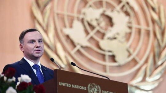 Prezydent RP Andrzej Duda przemawia podczas uroczystego koncertu z okazji 100-lecia Odzyskania Niepodległości przez Polskę w Pałacu Narodów w Genewie. Fot. PAP/J. Turczyk