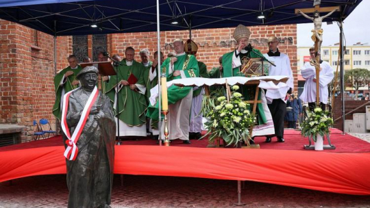 Biskup Tadeusz Lityński (3P) podczas mszy świętej w ramach uroczystości odsłonięcia pomnika ks. prałata Witolda Andrzejewskiego w Gorzowie Wielkopolskim. Fot. PAP/L. Muszyński