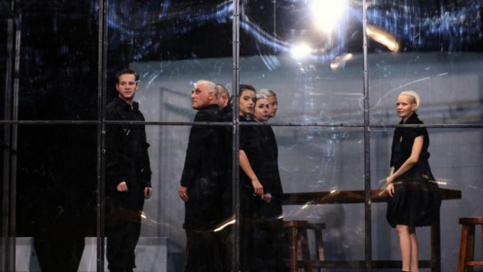 Aktorzy podczas próby medialnej przed premierą spektaklu „Antygona” Sofoklesa w reż. Agnieszki Korytkowskiej w Teatrze Ateneum. Fot. PAP/R. Guz