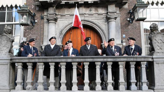 Weterani 1. Dywizji Pancernej gen. Stanisława Maczka podczas obchodów 74. rocznicy wyzwolenia Bredy. Fot. PAP/A. Lange