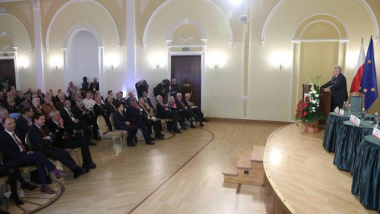 Były prezydent RP Aleksander Kwaśniewski podczas konferencji prasowej "100 lat polskiej niepodległości - co dalej?". Fot. PAP/T. Gzell