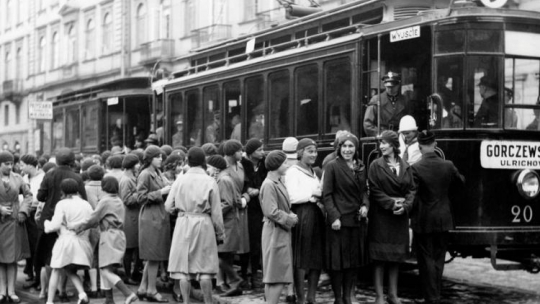 Przystanek tramwajowy na ul. Nowy Świat/Krakowskie Przedmieście, 1931–1933. Fot. NAC.