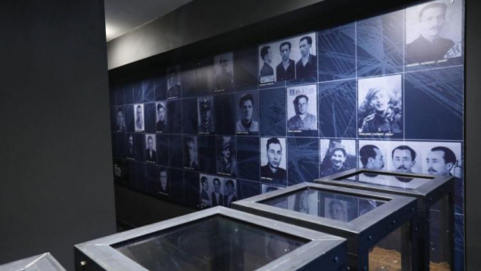 Eksponaty zaprezentowane podczas otwarcia Miejsca Upamiętnienia Ofiar Systemów Totalitarnych w latach 1939-1956 w piwnicach białostockiego aresztu śledczego. Fot. PAP/A. Reszko