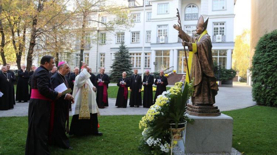 Odsłonięcie pomnika papieża Jana Pawła II w ogrodach nuncjatury apostolskiej w Warszawie. Fot. biuro prasowe Konferencji Episkopatu Polski