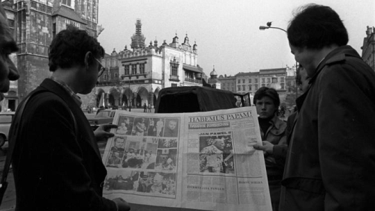 Mieszkańcy Krakowa oglądają numer „Tygodnika Powszechnego” w całości poświęconego wyborowi K. Wojtyły na papieża. Fot. PAP/M.  Sochor