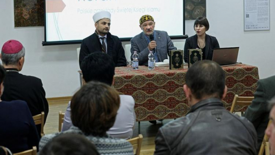 Autorzy przekładu: Leszek Musa Czachorowski (C) i imam Muzułmańskiej Gminy Wyznaniowej w Białymstoku Mirzogolib Radzhabaliev oraz korektorka Barbara Pawlic-Miśkiewicz podczas promocji nowego polskiego tłumaczenia Koranu w Centrum im. L. Zamenhofa w Białymstoku. Fot. PAP/A. Reszko