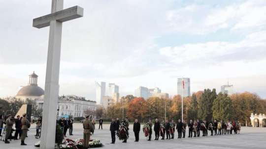 Ceremonia złożenia kwiatów przed Krzyżem Papieskim na Placu Piłsudskiego w Warszawie w 40. rocznicę wyboru kardynała Karola Wojtyły na papieża. Warszawa, 16.10.2018. PAP/T. Gzell