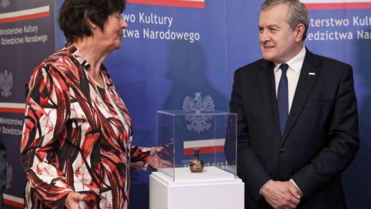 Wicepremier, minister kultury i dziedzictwa narodowego Piotr Gliński (P) i posiadaczka obiektu w chwili jego odnalezienia, Ingrid Haack (L) podczas uroczystości przekazania polskiej straty wojennej - lekytu czerwonofigurowego z IV w. p.n.e. do Muzeum Narodowego w Warszawie. Fot. PAP/T. Gzell