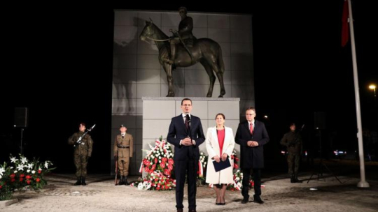 Premier Mateusz Morawiecki (L), poseł PiS Arkadiusz Mularczyk (P) i kandydatka Zjednoczonej Prawicy na prezydenta miasta Iwona Mularczyk (2P) po złożeniu kwiatów przed pomnikiem Józefa Piłsudskiego w Nowym Sączu. Fot. PAP/G. Momot