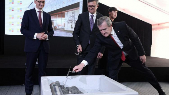 Wicepremier, minister kultury Piotr Gliński (P), premier Mateusz Morawiecki (L) i dyrektor Muzeum Historii Polski Robert Kostro (C) podczas uroczystości podpisania aktu erekcyjnego i wmurowania kamienia węgielnego pod budowę Muzeum Historii Polski na terenie Cytadeli Warszawskiej. Fot. PAP/T. Gzell