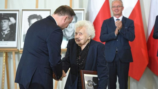 Prezydent Andrzej Duda (L) i Anna Mirecka Loryś (C), która odebrała notę poświęconą bratu Adamowi Mireckiemu, oraz wiceprezes IPN Krzysztof Szwagrzyk (P), podczas uroczystości wręczenia not identyfikacyjnych członkom rodzin ofiar totalitaryzmu komunistycznego w Pałacu Prezydenckim. Warszawa, 04.10.2018. Fot. PAP/R. Pietruszka