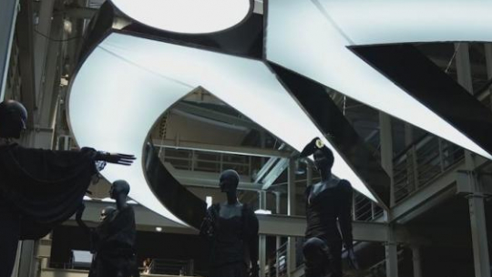 Opowieść o „Modzie Polskiej” na wystawie w Centralnym Muzeum Włókiennictwa w Łodzi. Źródło: Serwis Wideo PAP