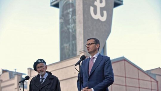 Warszawa, 02.10.2018. Premier Mateusz Morawiecki (P) i Prezes Zarządu Głównego Światowego Związku Żołnierzy AK Leszek Żukowski (L) ps. „Antek”, podczas konferencji prasowej, po spotkaniu premiera z kombatantami i uczestnikami Powstania Warszawskiego w Muzeum Powstania Warszawskiego. Fot. PAP/M. Obara