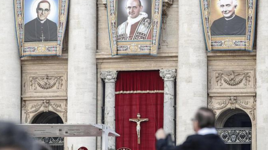 Portrety papieża Pawła VI (C), abp Oscara Arnulfo Romero (L) i ks. Francesco Spinelliego. Watykan, 14.10.2018. Fot. PAP/EPA  