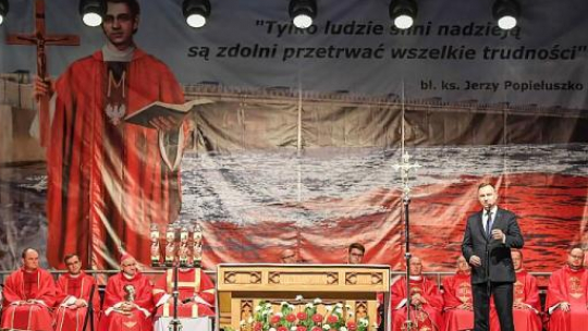 Prezydent Andrzej Duda (P) podczas mszy świętej w ramach uroczystości 34. Rocznicy Męczeńskiej Śmierci bł. ks. Jerzego Popiełuszki w Sanktuarium Męczeństwa Bł. Ks. Jerzego Popiełuszki we Włocławku. Fot. PAP/P. Skraba