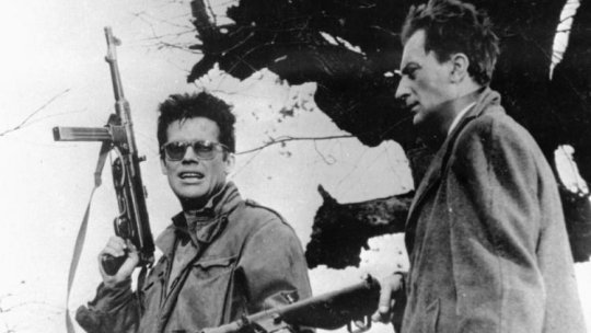 Zbigniew Cybulski jako Maciej Chełmicki i Adam Pawlikowski jako akowiec Andrzej, w scenie nieudanego zamachu na Szczukę. PAP/Reprodukcja