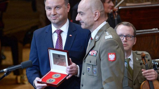 Prezydent Andrzej Duda (L) oraz szef Sztabu Generalnego Wojska Polskiego generał broni Rajmund T. Andrzejczak (P) podczas koncertu zorganizowanego z okazji 100-lecia utworzenia Sztabu Generalnego Wojska Polskiego w Filharmonii Narodowej w Warszawie. Fot. PAP/M. Obara