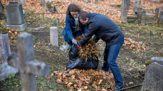 Polscy dyplomaci uczestniczyli w akcji sprzątania najstarszej wileńskiej nekropolii - “Młodzi dla Rossy 2018”. Źródło: Ambasada RP w Wilnie