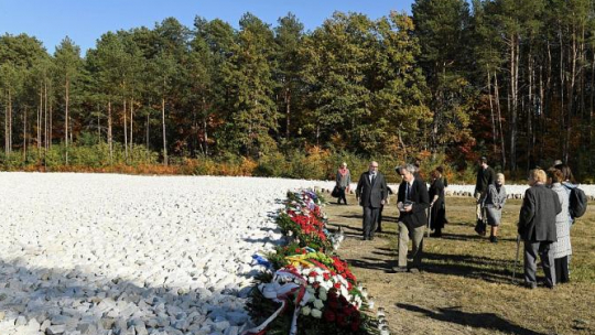 Obchody 75. rocznicy zbrojnego powstania więźniów niemieckiego nazistowskiego obozu zagłady w Sobiborze odbyły się w Muzeum i Miejscu Pamięci w Sobiborze. Fot. PAP/W. Pacewicz
