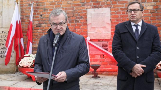 Wicepremier, minister kultury i dziedzictwa narodowego Piotr Gliński (L) i prezes IPN Jarosław Szarek podczas uroczystego odsłonięcia tablicy upamiętniającej ofiary egzekucji dokonanej przez Niemców 28 stycznia 1944 r. u zbiegu Al. Jerozolimskich i ul. Marszałkowskiej. Fot. PAP/P. Supernak