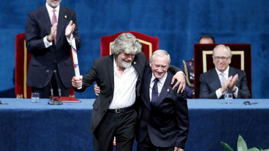 Król Hiszpanii Filip VI (L) i laureaci Nagrody Księżniczki Asturii, himalaiści: Krzysztof Wielicki (P), Reinhold Messner. 19.10.2018. Fot. PAP/EPA