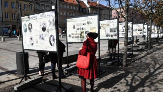 Fragment wystawy "Kobiety w walce o niepodległość Polski" przed Domem Polonii w Warszawie.  PAP/R. Pietruszka