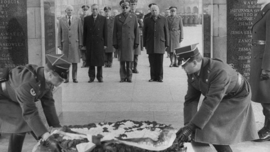 Obchody Święta Niepodległości. Składanie wieńców przy Grobie Nieznanego Żołnierza. Na zdjęciu: prezydent RP gen. Wojciech Jaruzelski (2P), premier RP Tadeusz Mazowiecki (2L) , marszałek Senatu Andrzej Stelmachowski (P) i wicemarszałek Sejmu Tadeusz Fiszbach (L). Warszawa, 11.11.1989. Fot. PAP/CAF/M. Szyperko