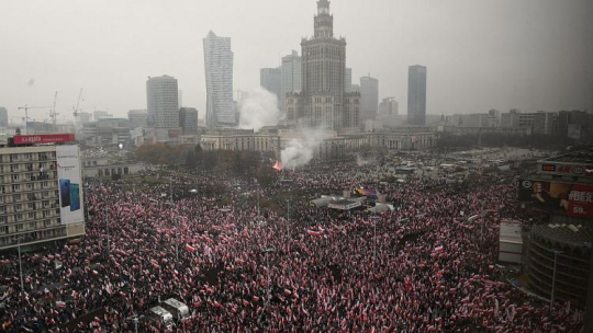Uczestnicy Biało-Czerwonego Marszu „Dla Ciebie Polsko" i Marszu Niepodległości zbierają się na rondzie Dmowskiego w Warszawie. Fot. PAP/R. Pietruszka