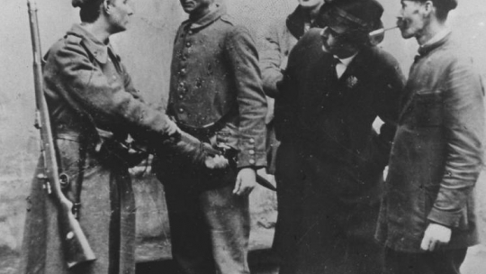 Warszawa, 11.1918. Rozbrajanie niemieckich żołnierzy na ulicach po uznaniu niepodległości Polski i kapitulacji Niemiec. Fot. PAP/reprodukcja 