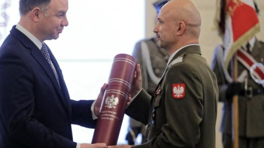 Warszawa, 10.11.2018. Mianowany na stopień generała brygady pułkownik Robert Kosowski (P) oraz prezydent Andrzej Duda (L) podczas uroczystości w Pałacu Prezydenckim w Warszawie. Fot. PAP/P. Supernak