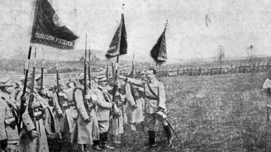 Nancy, Francja, 6.10.1918 r. Gen. Józef Haller składa przysięgę na sztandar I Pułku Strzelców i obejmuje dowództwo nad armią polską powstałą we Francji. Fot. PAP/CAF/reprodukcja