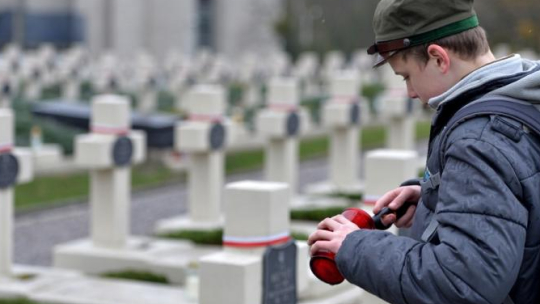 Lwów, Ukraina, 01.11.2017. Cmentarz Orląt Lwowskich - część Cmentarza Łyczakowskiego we Lwowie. W Dzień Wszystkich Świętych na tutejszych polskich grobach płoną tysiące zniczy. Założony w 1786 r. Cmentarz Łyczakowski jest jednym z najstarszych istniejących do dziś cmentarzy w Europie. Fot. PAP/D. Delmanowicz