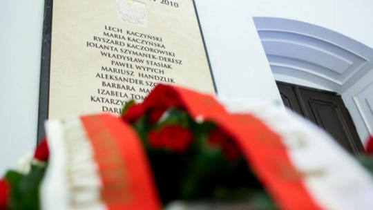 Warszawa, Kaplica Pałacu Prezydenckiego. Tablica upamiętniająca pracowników Kancelarii Prezydenta Rzeczypospolitej Polskiej, którzy zginęli w katastrofie smoleńskiej. Źródło: KPRP