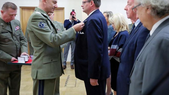 Szef Sztabu Generalnego Wojska Polskiego generał broni Rajmund T. Andrzejczak (C-L) uhonorował medalem z okazji 100-lecia SG WP szefa Urzędu do Spraw Kombatantów i Osób Represjonowanych Jana Józefa Kasprzyka (C-P). Fot. PAP/L. Szymański