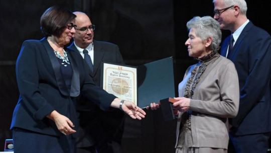 Ambasador Izraela w Polsce Anna Azari, potomek ocalałych Abraham Becker i odbierający odznaczenie dla śp. Józefa Grzegorka - Grzegorz i Izabela Kaczorowscy podczas wręczenia medali i dyplomów honorowych Sprawiedliwy wśród Narodów Świata. Fot. PAP/R. Pietruszka