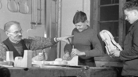 Andrzej Bednarz w Państwowej Szkole Przemysłu Drzewnego. Zakopane, 1949 r. Fot. PAP/CAF