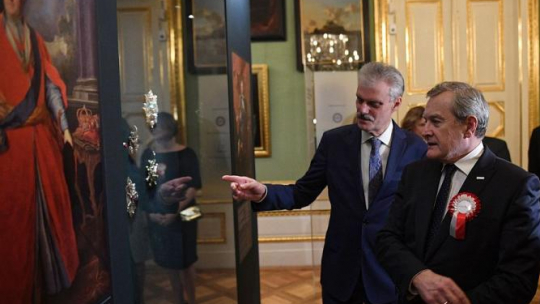 Wicepremier, minister kultury Piotr Gliński (P) i dyrektor Muzeum Łazienki Królewskie Zbigniew Wawer (L) podczas uroczystości otwarcia wystawy „Blask orderów w 100-lecie odzyskania niepodległości” w Pałacu na Wyspie. Fot. PAP/R. Pietruszka