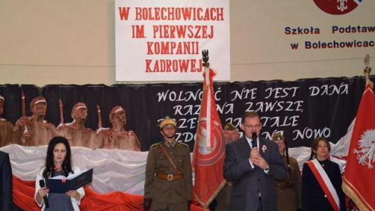 Szef UdSKiOR Jan Józef Kasprzyk podczas uroczystości nadania Zespołowi Placówek Oświatowych w Bolechowicach imienia I Kompanii Kadrowej. Źródło: Urząd do Spraw Kombatantów i Osób Represjonowanych