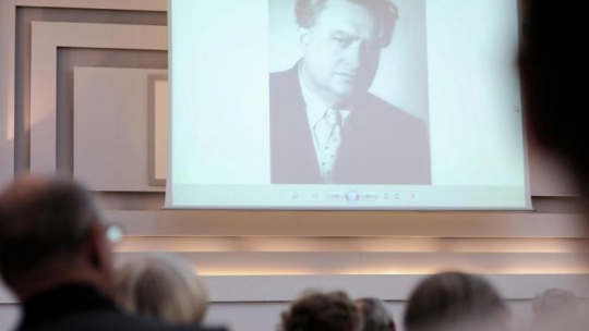 Na ekranie zdjęcie przedstawiające Stanisława "Cat" Mackiewicza uznanego za najwybitniejszego dziennikarza 100-lecia. Fot. PAP/L. Szymański