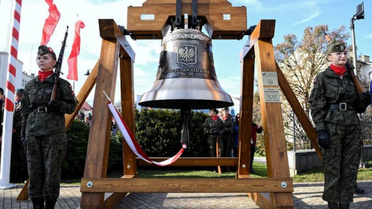 Dzwon Niepodległości zabrzmiał w Rzeszowie podczas obchodów 100-lecia odzyskania przez Polskę niepodległości. 11.11.2018. Fot. PAP/D. Delmanowicz