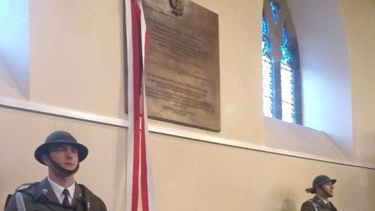 W edynburskiej katedrze św. Marii odsłonięto tablicę upamiętniającą 100-lecie odzyskania przez Polskę niepodległości. Źródło: Konsulat Generalny Rzeczypospolitej Polskiej w Edynburgu