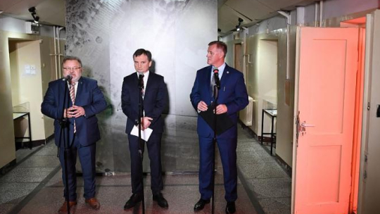 Minister sprawiedliwości Zbigniew Ziobro (C), dyrektor Głównej Komisji Ścigania Zbrodni przeciwko Narodowi Polskiemu, zastępca Prokuratora Generalnego Andrzej Pozorski (P) oraz dyrektor Muzeum Żołnierzy Wyklętych Jacek Pawłowicz (L) podczas konferencji prasowej w Muzeum Żołnierzy Wyklętych i Więźniów Politycznych PRL w Warszawie. Fot. PAP/R. Pietruszka