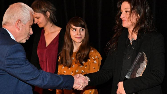 Małgorzata Szczurek (P) odebrała, z rąk profesora Marcina Cieńskiego (L) z Uniwersytetu Wrocławskiego, nagrodę dla Wydawnictwa Karakter za książkę „O krok od nich. Przekłady z poetów amerykańskich”. Fot. PAP/M. Kulczyński