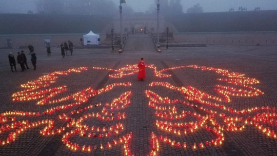 Biało-czerwony orzeł w Twierdzy Kijowskiej na Święto Niepodległości. Źródło: Ambasada RP na Ukrainie