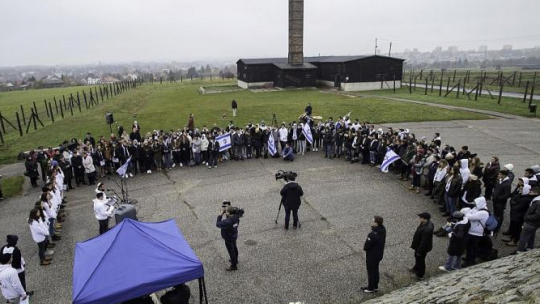 Uroczystości związane z 75. rocznicą akcji "Erntefest" odbyły się na terenie Państwowego Muzeum na Majdanku w Lublinie. Fot. PAP/W. Jargiło